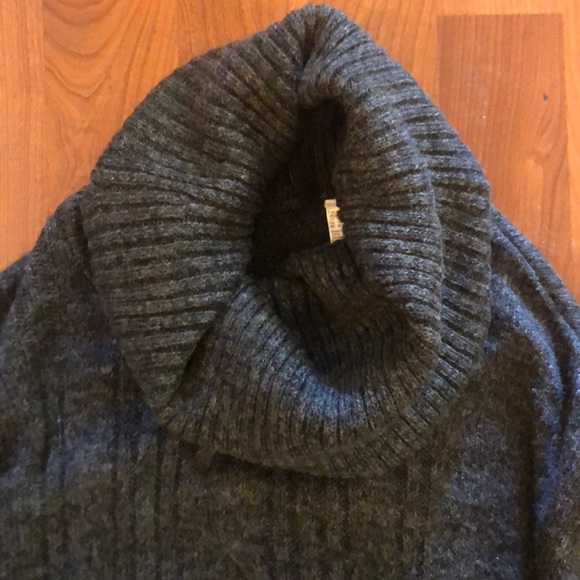 Cable stitch Poncho Sweater - Picture 2 of 3